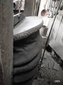 The back of the bellows is expanded by the pumped air