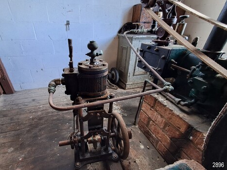 Small equipment with pipes and taps, attached to the engine
