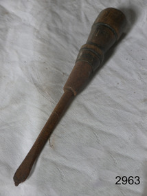 Wooden handle with scribe rings, metal shank, fine end. Inscription.