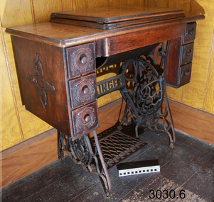 Domestic object - Sewing Machine, Singer Sewing Machine Company, 1907 -1920  (see note section this document for further information regards model identification)