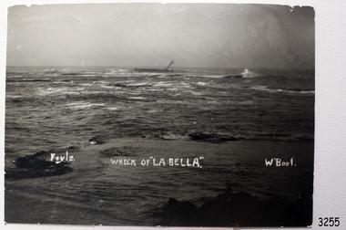 Photograph, Foyle Photographic Studio, Wreck of La Bella, about 11/11/1905