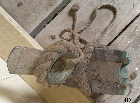 Wooden traveller block is fitted with the quick release handle on left to detach the breeches buoy