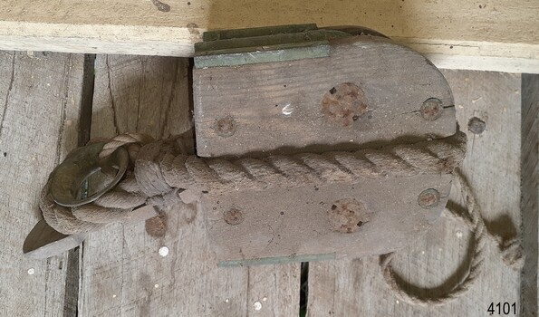 Quick release handle on left, some of the metal parts is wrapped around the sides.