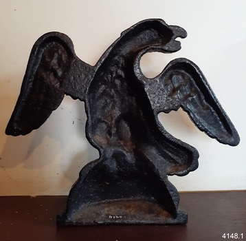 Moulded hollow metal figure of an eagle
