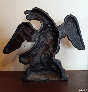 Hollow cast iron figure with flat and even edges