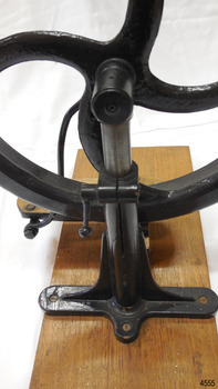 Height adjusting lever has a round knob. It raises the wheel.