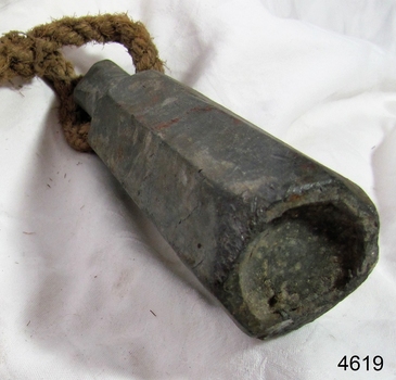 Concave base of the lead line's sinker