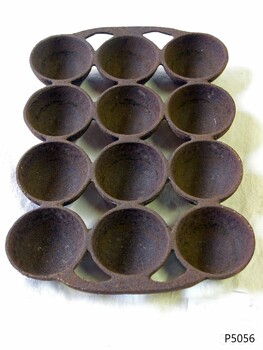 Cast iron cake pan with rounded moulds for 12 cakes