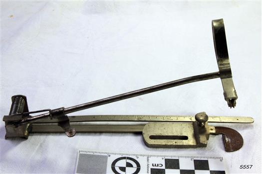 Metal tool with sprint-loaded lever and measuring guide