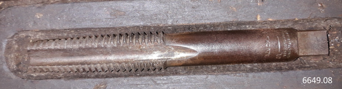 Tool's tip is shaped with cutting tool along part of the edges and a blunt ended flat shap at the head