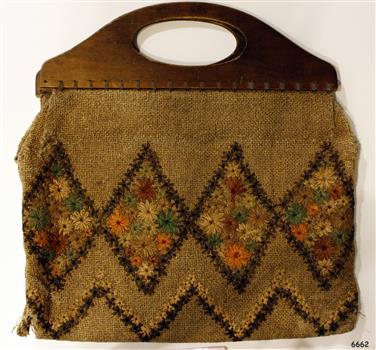 Handbag with wooden handles and hopsack fabric, embroidered with floral motifs