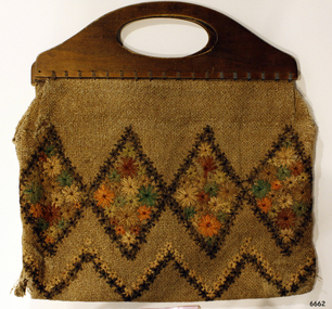 Handbag with wooden handles and hopsack fabric, embroidered with floral motifs