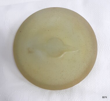 Centre of cap liner has a raised knob and ridge in the centre
