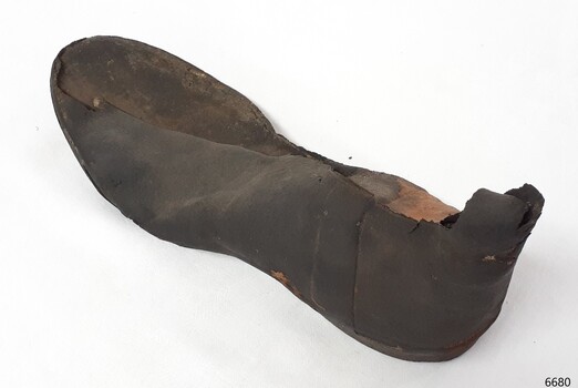 Book join in rubber has a reinforcing strip at the outer ankle. Stitching at the inner sole is perishing.