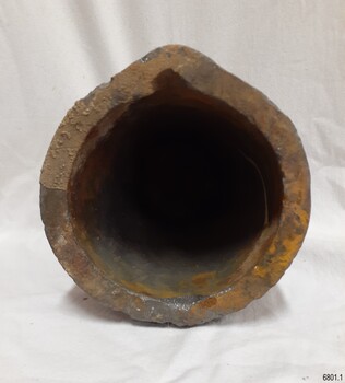 Sides are thick, sediment is around the rim.