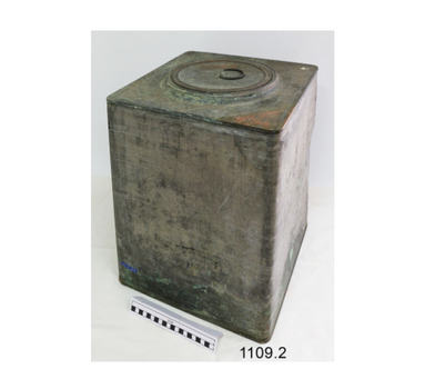 Rectangular metal drum has round screw-on lid