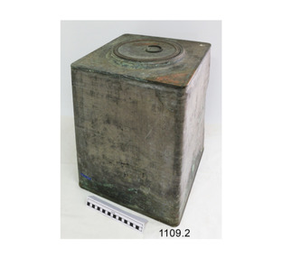 Rectangular metal drum has round screw-on lid