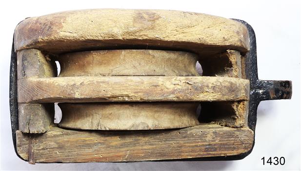 Wooden block with two wooden sheaves and metal frame