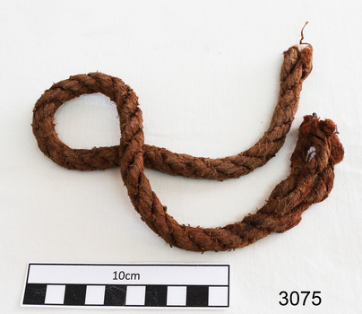 Short pied of worked rope with frayed cut end