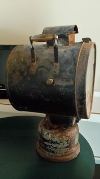 Close-up view of the handle on one side of the lamp