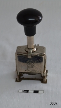 Metal date stamp with Bakelite handle. Day, date and year can be changed.