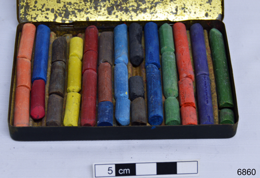 Pastels inside tin, many broken