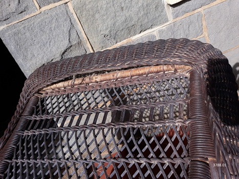 Close-up of the serpentine weaving work on the backrest