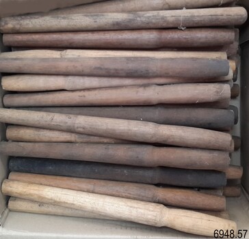 Stocked belaying pins, long and tapered inwards towards their ends