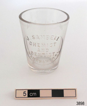 Medicine glass with scale and inscriptions