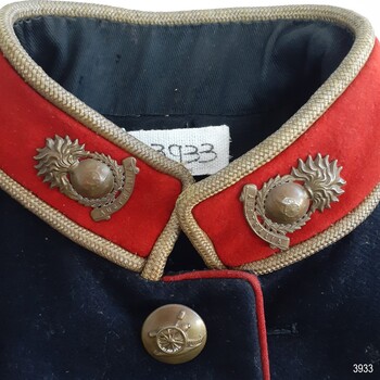 Collar badges depict an exploding grenade with a field cannon and text AUSTRALIA