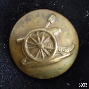 Brass button has field cannon in front of ram rod