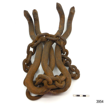 Strong chain links the two hooks together to make one grappling hook