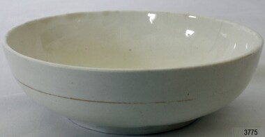 Shallow white ceramic bowl wit short heel
