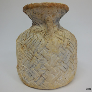 Side profile of vase shows the join of the handle and the side seam