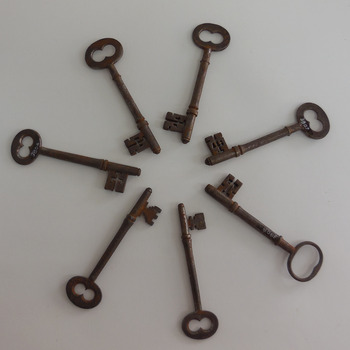 Seven keys in a circle with handles on the outside and ends in centre