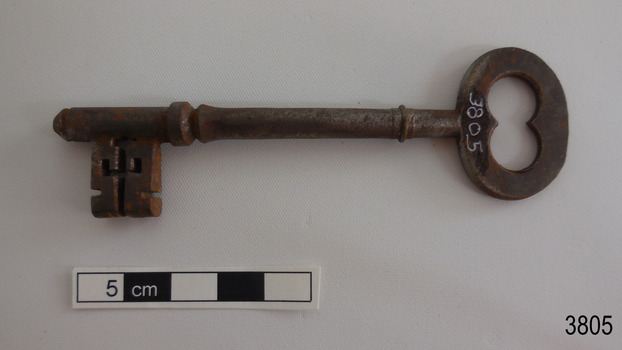 Iron latch key with oval handle