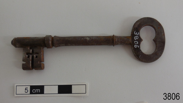 Iron latch key with oval handle