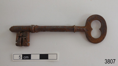 Iron latch key with oval handle