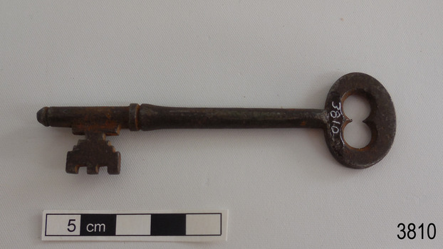 Iron latch key with oval handle