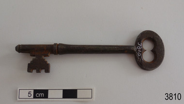 Iron latch key with oval handle