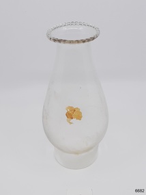 Clear glass lamp glass with bulbous body and scalloped mouth