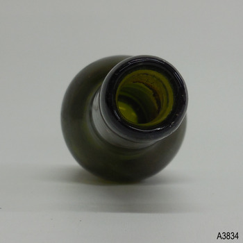 Mouth has no seal. Lip is smooth and rounded.