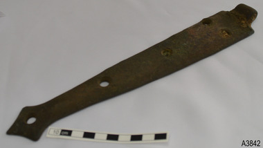 Hinge has arrow point on end, two oval holes and 3 round holes.