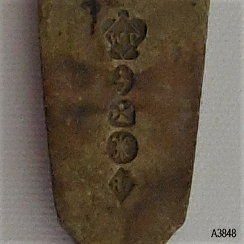 Five Maker's Marks are on the handle, impressed into the metal