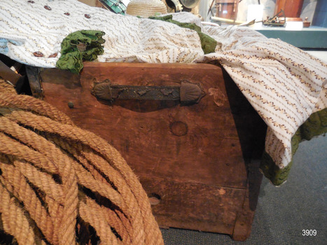 Strong, reinforced carry handle on the side of the trunk