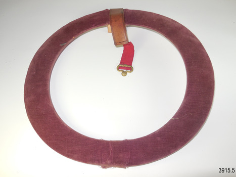 Circular lined spacer fits between the outer and inner box, preventing the hat from moving in the box.