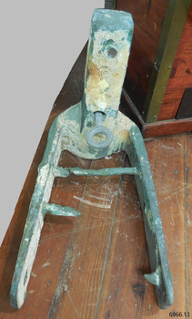 U-shaped pintle on floor with vertical shank at centre of curve. Shank has a ring bold through it.
