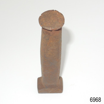 Head on tool has splits around the edges