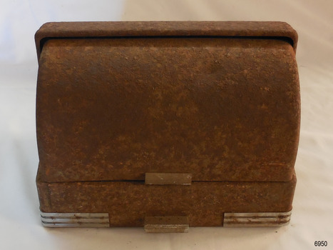 Lid of machine has metal handle. Corners have right-angled metal protectors