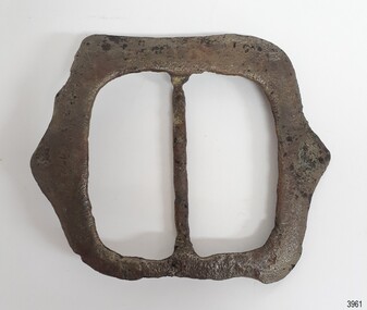 Large square buckle, rounded corners, with a slight outwards point in the centre of  two sides